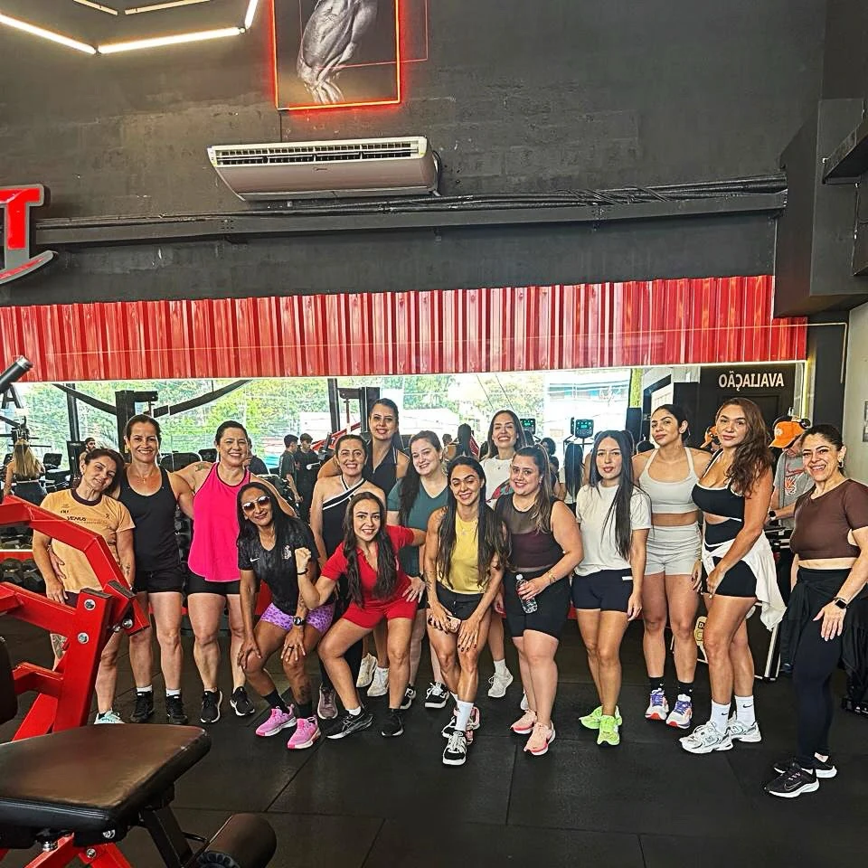Janaína e alunos reunidos depois da aula
