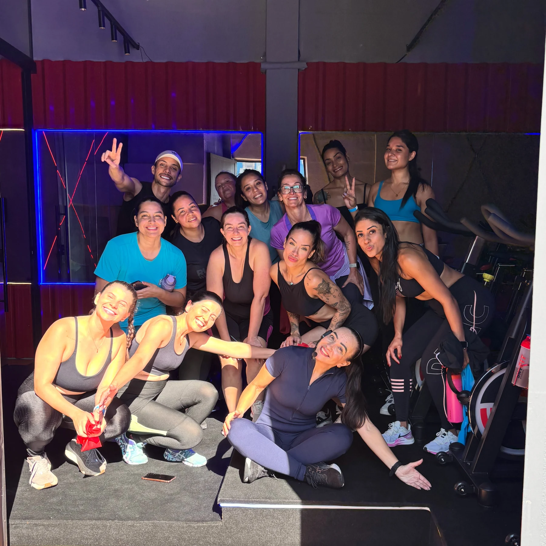 Turma reunida em uma sala de Spinning