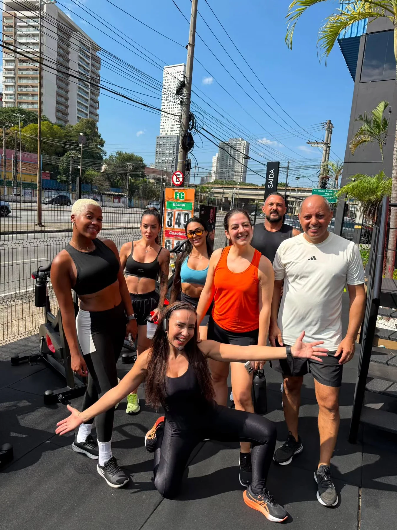Janaína com alunos em encontro no CT